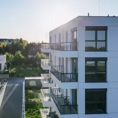 Nowoczesne bloki mieszkalne w Gdyni. Na jednym z balkonów stoi rower. Pilnie sprzedam mieszkanie Gdynia.