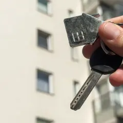 Klucze do nowego mieszkania. Czy małżonek może kupić sam nieruchomość? Tak, to możliwe!