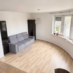 Jasne, przestronne mieszkanie w Toruniu, gotowe do zamieszkania. Jasne panele, szara kanapa, duża szafa i okna. Pilnie sprzedam mieszkanie Toruń.
