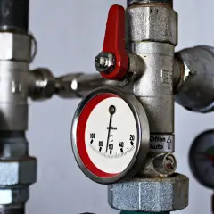 Zawory i manometry systemu ogrzewania za metr w bloki. Jak działa? Pokazuje temperaturę i ciśnienie.