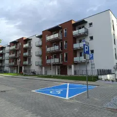 Nowe mieszkania Ruda Śląska z balkonami i parkingiem dla niepełnosprawnych.