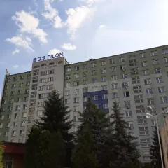 D.S. Filon w Rzeszowie, budynek z wieloma oknami, idealny na pokój do wynajęcia.