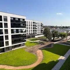 Nowoczesne mieszkania Nowy Dwór Mazowiecki. Osiedle z zielonym dziedzińcem i balkonami.