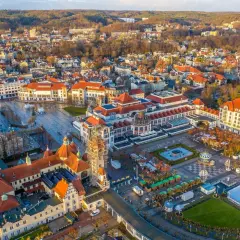 Sopot z lotu ptaka: malownicze kamienice, plac z fontanną i lodowiskiem. Idealne miejsce na mieszkanie na sprzedaż Sopot.