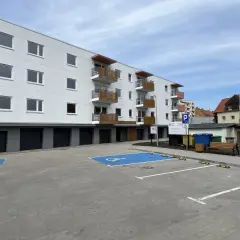 Nowe mieszkania w Kamiennej Górze z balkonami i garażami podziemnymi. Parking z miejscami dla niepełnosprawnych.