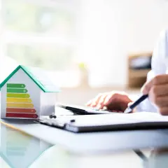 Specjalista ocenia efektywność energetyczną domu. Kto może sporządzić audyt energetyczny? Ekspert z uprawnieniami.