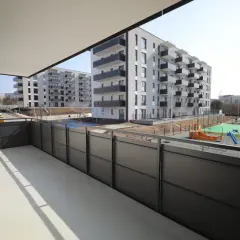 Nowoczesne mieszkania Tarnowskie Góry z balkonem i widokiem na plac zabaw.