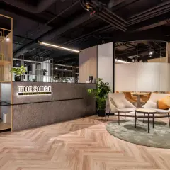 Nowoczesne biuro coworkingowe "The Shire" we Wrocławiu z recepcją i strefą wypoczynkową.
