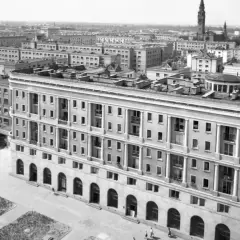 Jak sprawdzić czy budynek jest wpisany do rejestru zabytków? Na zdjęciu widać architekturę miejską z okresu PRL.