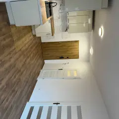 Nowe mieszkania do wynajęcia Skierniewice. Jasna kuchnia z drewnianym blatem, panele podłogowe, drzwi wejściowe i wewnętrzne.