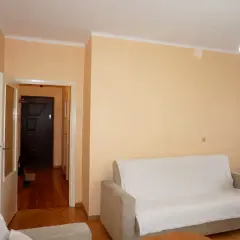 Przytulny salon z kanapą i otwartymi drzwiami do przedpokoju. Idealne mieszkania do wynajęcia Starachowice.