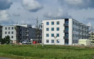 Nowe mieszkania do wynajęcia Przemyśl. Nowoczesne bloki mieszkalne w budowie, z balkonami i dużymi oknami.