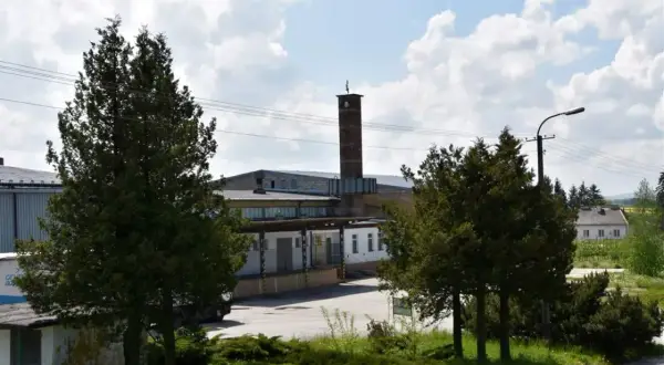 Budynki gospodarcze na wsi, z kominem i drzewami. Pytanie: czy rolnik płaci podatek za budynki gospodarcze?