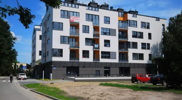 Nowoczesne mieszkania Grodzisk Mazowiecki z antresolą czekają na swoich lokatorów. Jasna elewacja, balkony i dużo światła.
