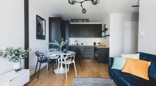 Nowoczesna kawalerka do wynajęcia Warszawa. Stylowe wnętrze z aneksem kuchennym, jadalnią i wygodną kanapą. Idealne dla singla lub pary.