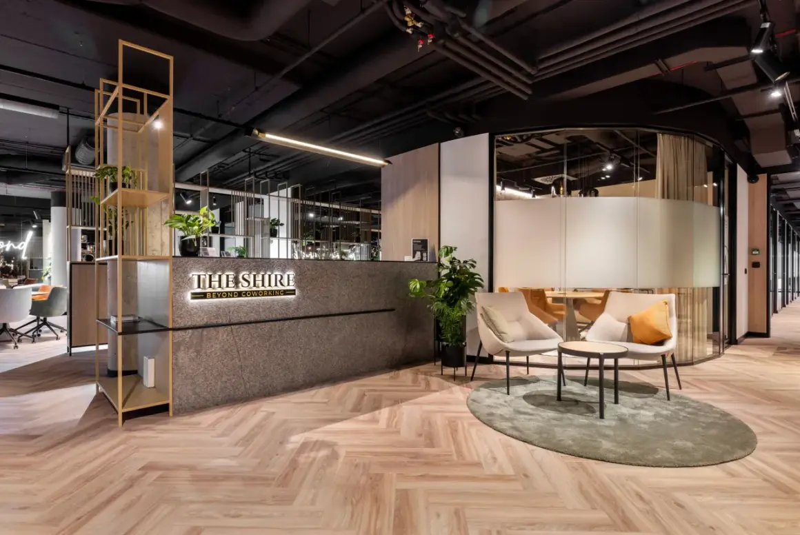 Nowoczesne biuro coworkingowe "The Shire" we Wrocławiu z recepcją i strefą wypoczynkową.