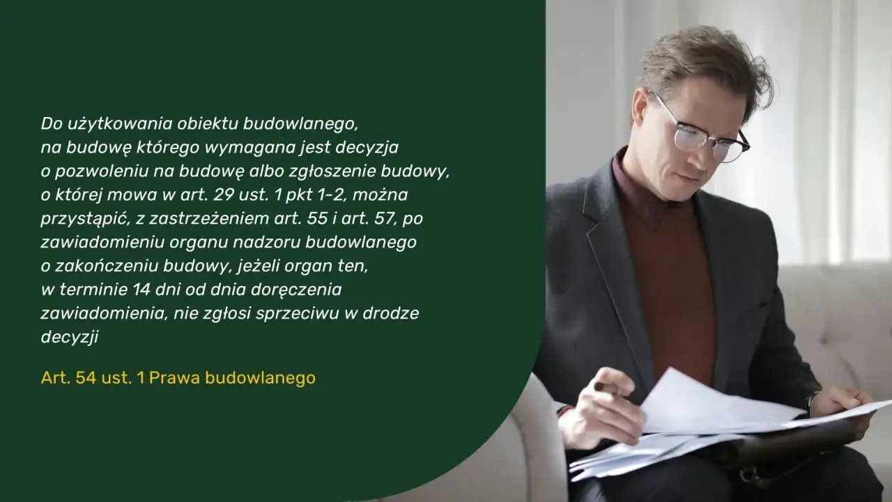 Mężczyzna w okularach analizuje dokumenty, szukając informacji, jak sprawdzić rok oddania budynku do użytku.