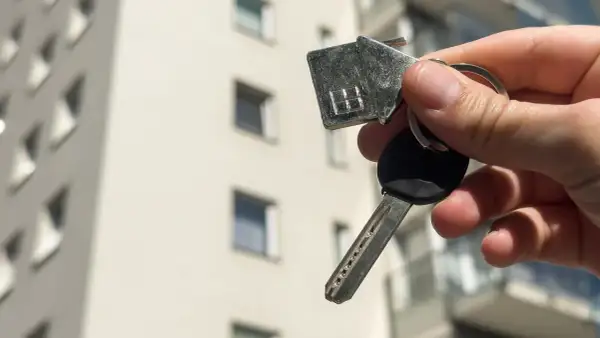Klucze do nowego mieszkania. Czy małżonek może kupić sam nieruchomość? Tak, to możliwe!