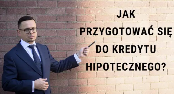 Mężczyzna w garniturze wyjaśnia, jak dostać kredyt hipoteczny. Tekst na ceglanej ścianie: "Jak przygotować się do kredytu hipotecznego?".
